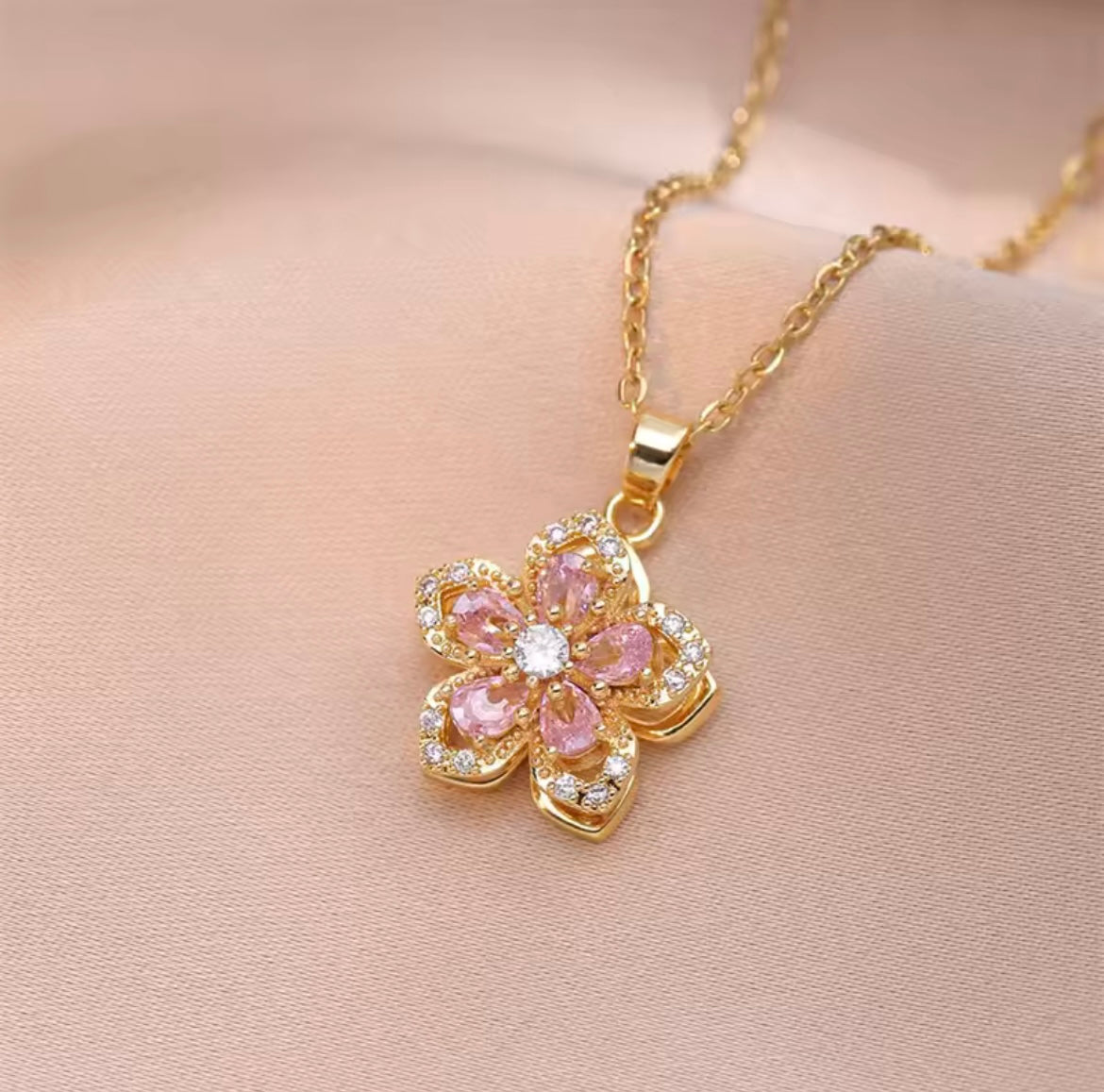 Collier Fleur Rotative en Zircon Brillant Plaqué Or – Bijou Romantique de Luxe pour Femme