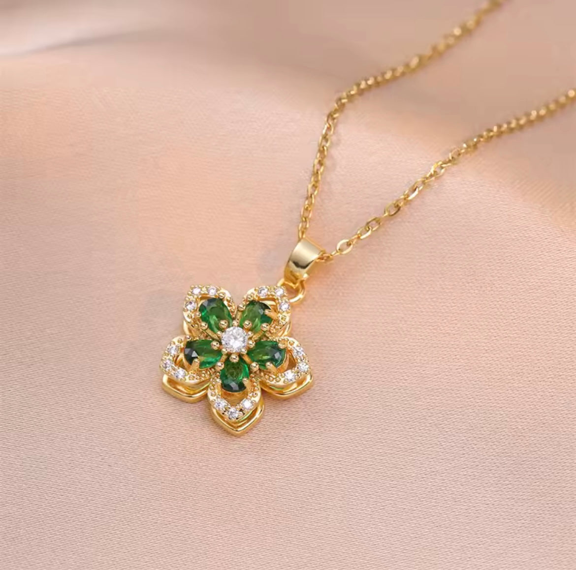 Collier Fleur Rotative en Zircon Brillant Plaqué Or – Bijou Romantique de Luxe pour Femme