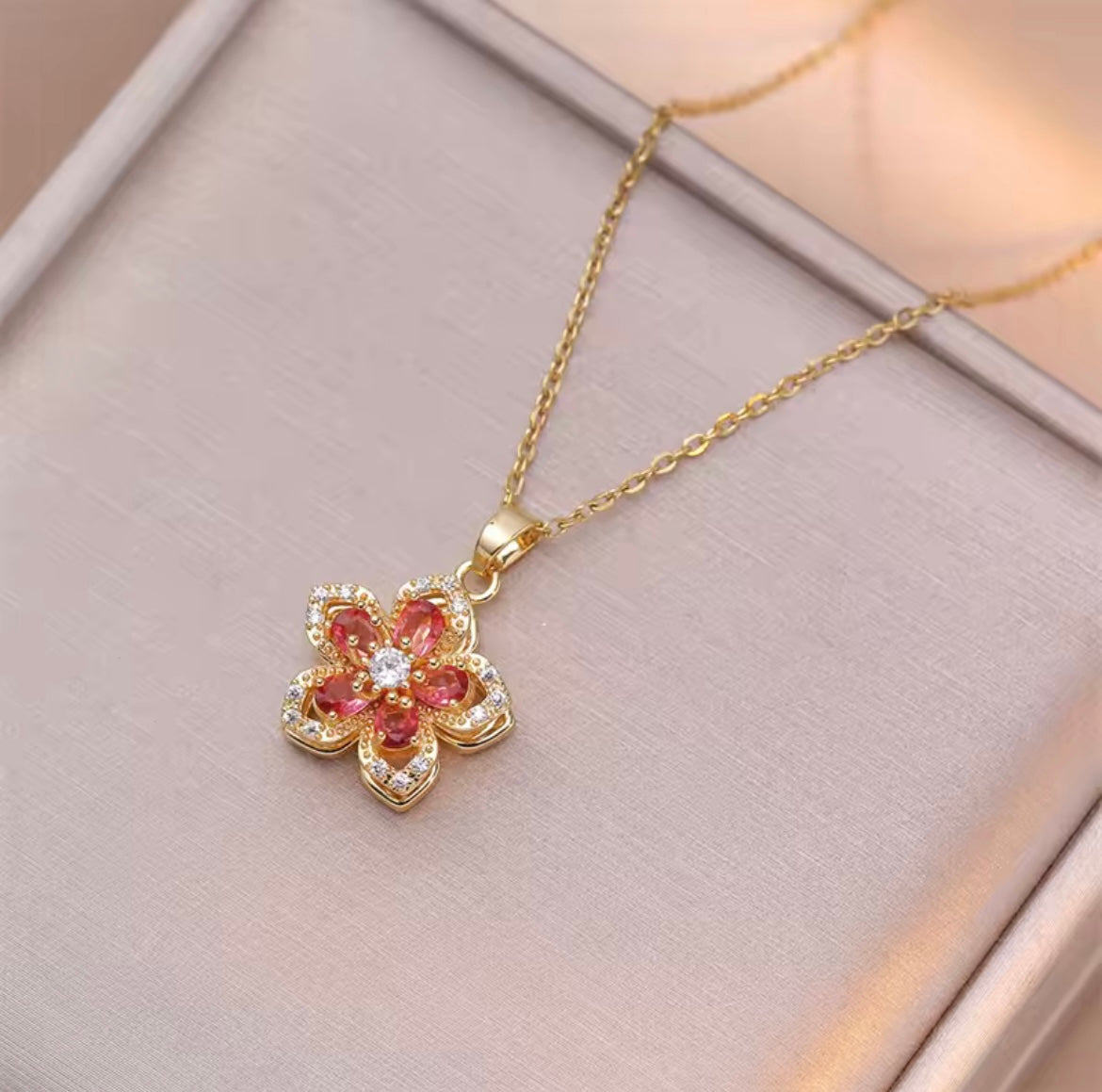 Collier Fleur Rotative en Zircon Brillant Plaqué Or – Bijou Romantique de Luxe pour Femme