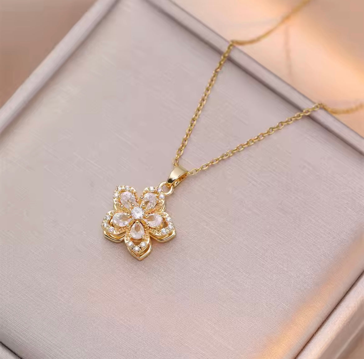 Collier Fleur Rotative en Zircon Brillant Plaqué Or – Bijou Romantique de Luxe pour Femme